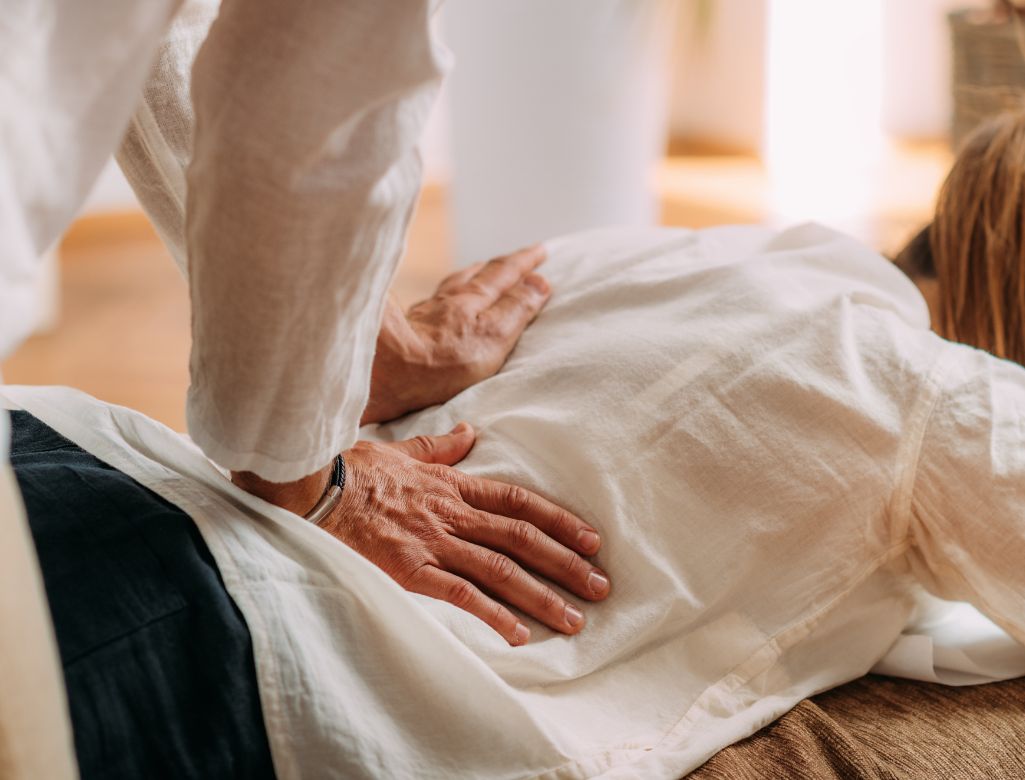 Wat is Shiatsu massage en hoe helpt het bij stress en pijnklachten - Apollo Gouda